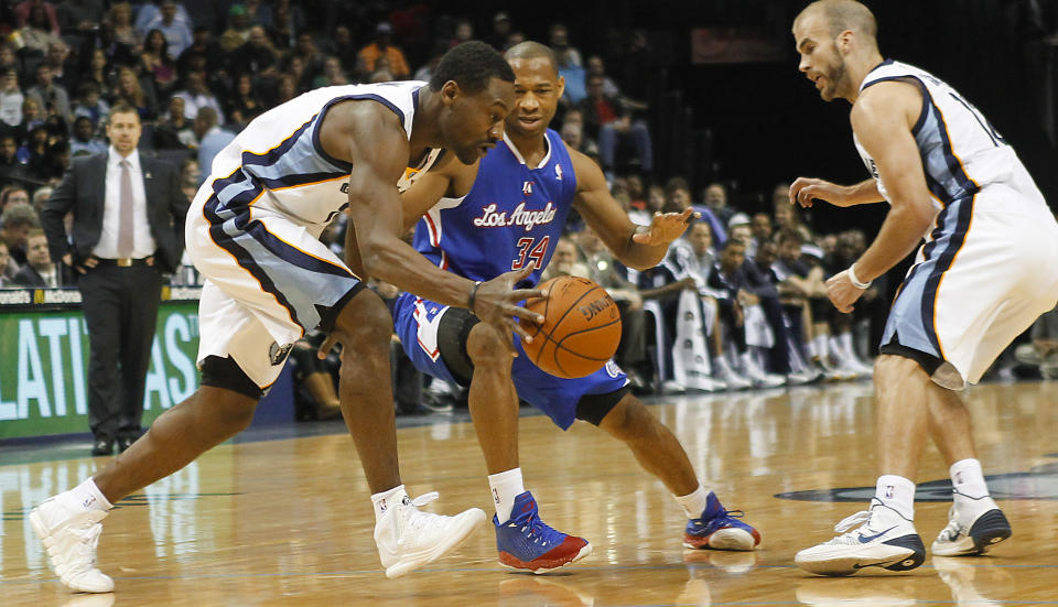 Memphis Grizzlies guards Tony Allen, left, and Nick Calathes try to get around Los Angeles Clippers guard Willie Green (34) in the first half of an NBA basketball game, Friday, Feb. 21, 2014, in Memphis, Tenn. (AP Photo/Lance Murphey)