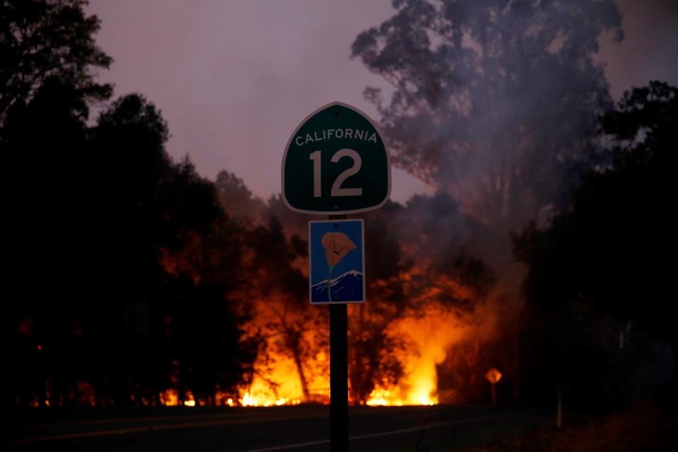 Smoke and flames rise as a wildfire from California's Santa Rosa and Napa Valley moves through the area on Oct. 10, 2017. (Photo: Tayfun Coskun/Anadolu Agency/Getty Images)