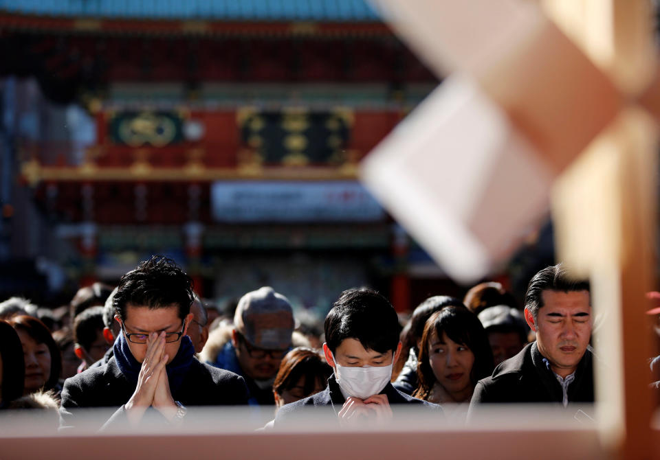 <p>Menschen in der japanischen Hauptstadt Tokio beten beim Kanda-Myōjin-Schrein. Gläubige kommen oft zu diesem Schrein und bitten um Glück und Reichtum. (Bild: Reuters/Kim Kyung-Hoon) </p>