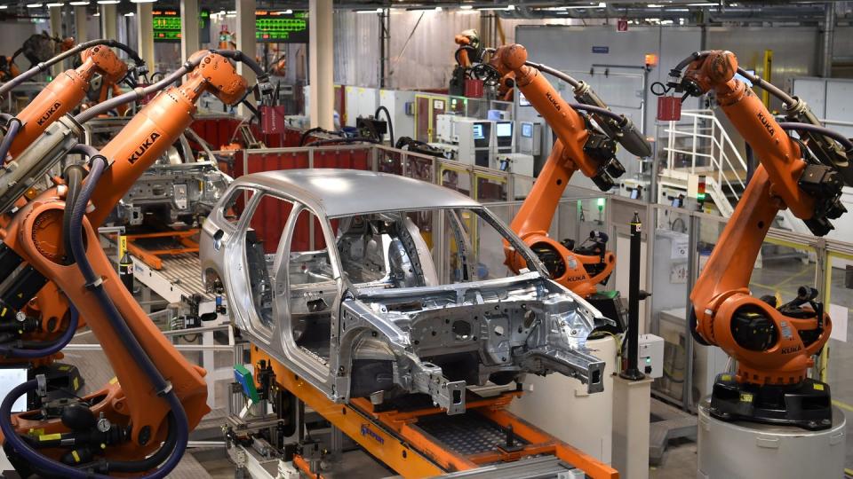Vor allem bei der Herstellung von Fahrzeugen kommen Roboter bereits zum Einsatz. Foto: Carmen Jaspersen