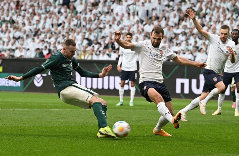 Werder's Marvin Ducksch (L) and Heidenheim's Benedikt Gimber battle for the ball during the German Bundesliga soccer match between Werder Bremen and 1. FC Heidenheim at Weser Stadium. Carmen Jaspersen/dpa