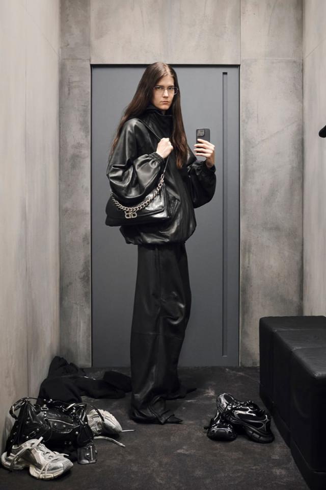 Studerende Indlejre sandaler Balenciaga Takes You to the Fitting Rooms for Fall 2023