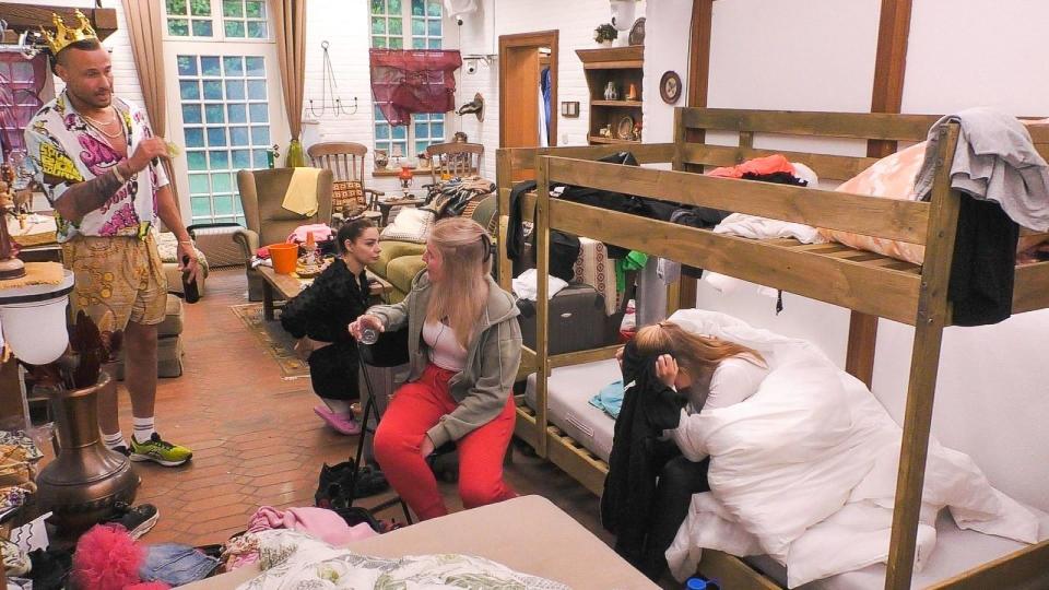 Eric verfolgt Katha (rechts) und Antonia (zweite von rechts) ins Schlafzimmer. (Bild: RTL)