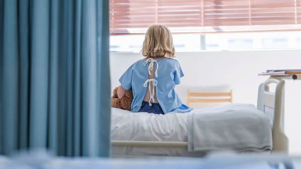 PHOTO: A child sits on bed while hospitalized, in a stock image. (Hraun/Getty Images)