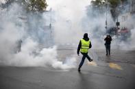 En prévision des débordements qui risquaient de survenir dans la journée, la préfecture de police de Paris avait également circonscrit aujourd'hui sept secteurs au sein desquels les rassemblements étaient interdits. À 11h30, celle-ci indiquait avoir déjà procédé à 33 interpellations et 1204 contrôles préventifs dans les rues de la capitale. ©Martin Bureau/ AFP