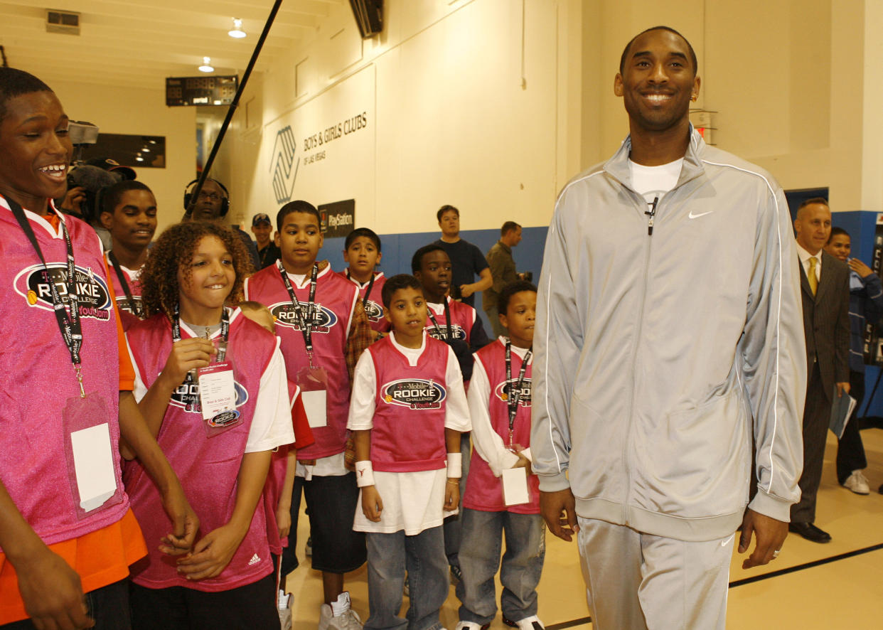 Kobe Bryant met with children at a Las Vegas Boys and Girls Club in 2007. In the wake of his death, experts say it's important for parents to help their kids deal with feelings of grief. (Photo: Chris Polk via Getty Images)
