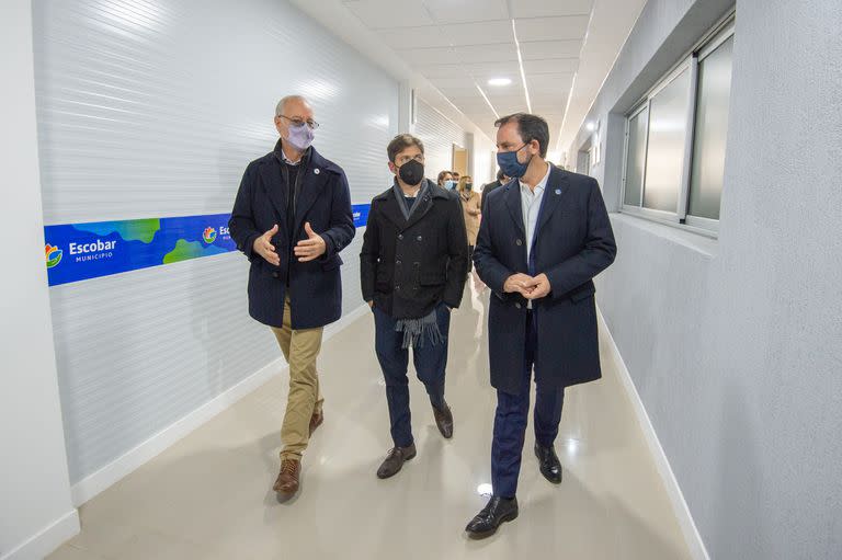 El gobernador Axel Kicillof junto al diputado electo Daniel Gollan y el intendente de Escobar, Ariel Sujarchuk