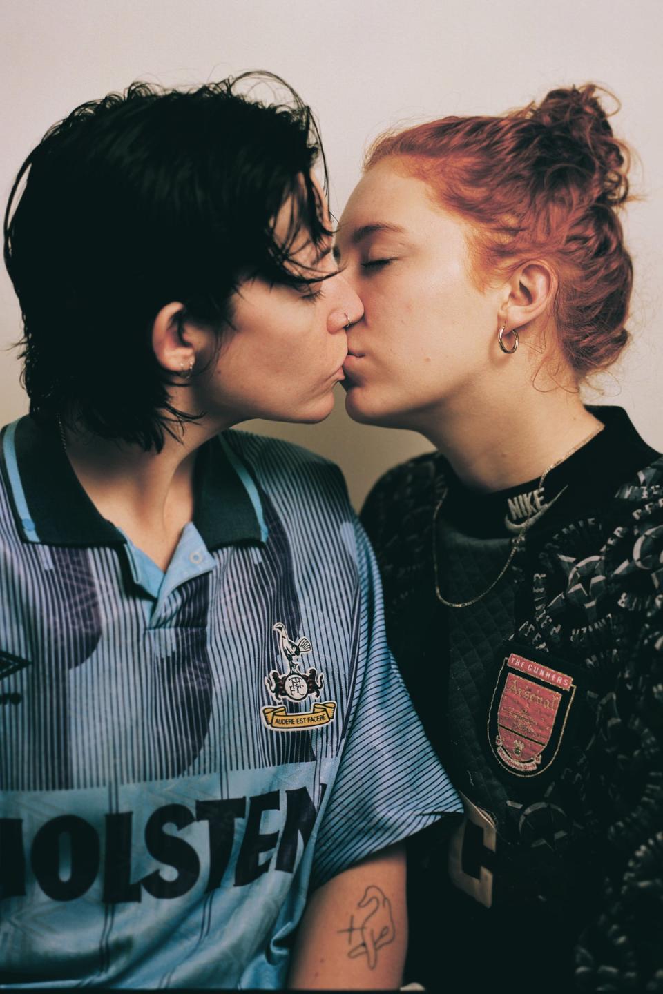 A couple kissing in Spurs and Arsenal shirts (Louis Bever)