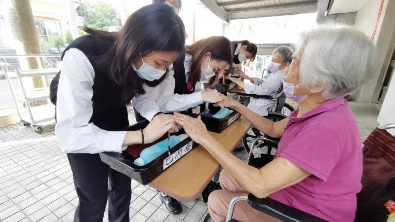 達德商工畫眉彩繪指甲　彰化榮家婆婆亮麗變身