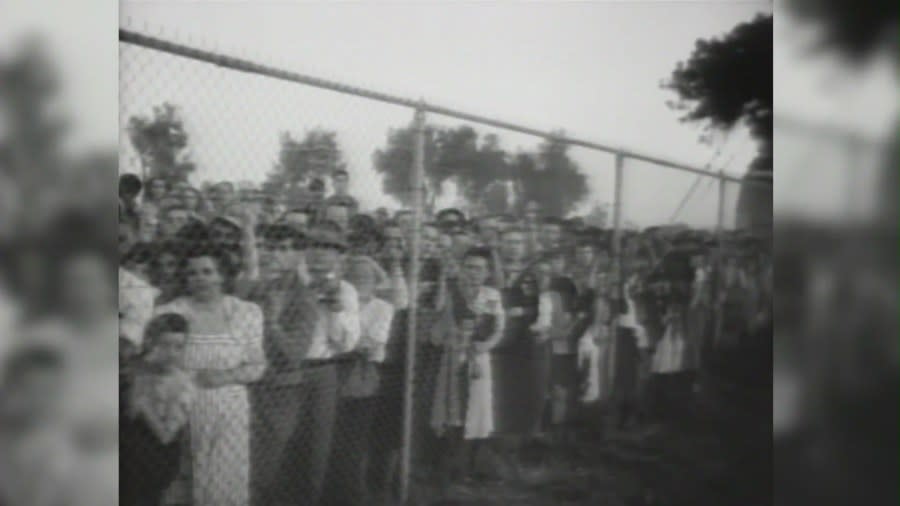 Thousands of onlookers gathered at the San Marino well to watch the attempted rescue of Kathy Fiscus in April 1949. (KTLA)