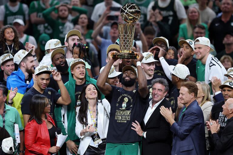 Jaylen Brown, el MVP de las Finales de la NBA, fue uno de los que levantó el trofeo Larry O'Brien en el TD Garden