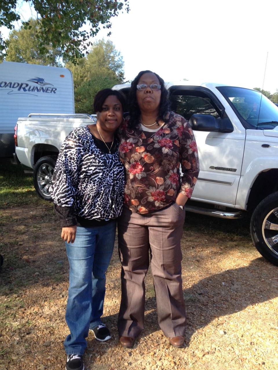 Leonard Brown’s daughter Shunda Wallace (left) and his sister Evelyn Turner (right).