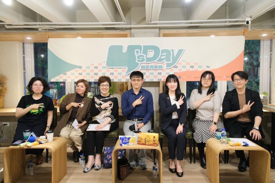 Y’s Day「週三青年日」第44場「性別天花板推陳出新，進步力量該如何突圍？」於13日舉辦，舞台上由左至右：王彥涵、何語蓉、李安妮、陳方隅、山田摩衣、蔡宜文、董思齊。   圖： Y’s Day「週三青年日」提供