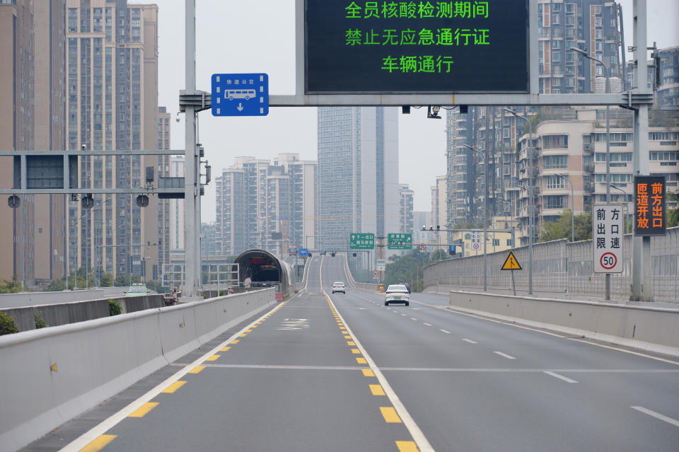 CHENGDU, CHINA - SEPTEMBER 09: Cars are driven along the near-empty second ring road on September 9, 2022 in Chengdu, Sichuan Province of China. Residents in Chengdu are required to stay home in an effort to curb further expansion of an ongoing COVID-19 outbreak in the city. (Photo by Gao Han/VCG via Getty Images)