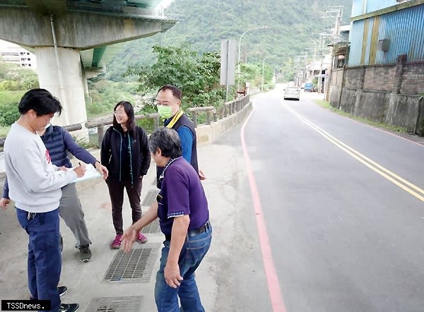 市議員王醒之邀市府工務單位會勘基隆河自行車步道。（記者李瓊慧攝）