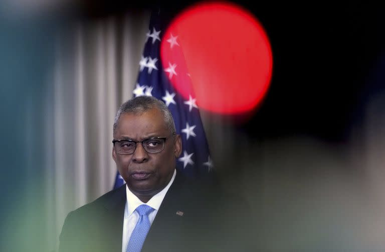 El Secretario de Defensa de Estados Unidos, Lloyd Austin, se dirige a los medios de comunicación durante una rueda de prensa tras la reunión del Grupo Consultivo de Seguridad de Ucrania en la Base Aérea de Ramstein, Alemania, el martes 26 de abril de 2022.