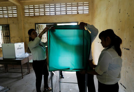 Election workers assemble a polling booth located inside a classroom at a school in Phnom Penh, Cambodia, July 28, 2018. REUTERS/Darren Whiteside