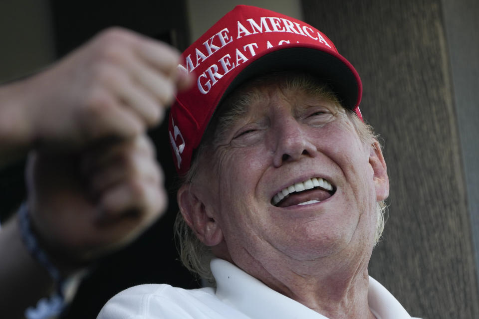 El expresidente Donald Trump ríe durante la ronda final del torneo de golf Bedminster Invitational LIV Golf, el domingo 13 de agosto de 2023, en Bedminster, Nueva Jersey. (Foto AP/Seth Wenig)