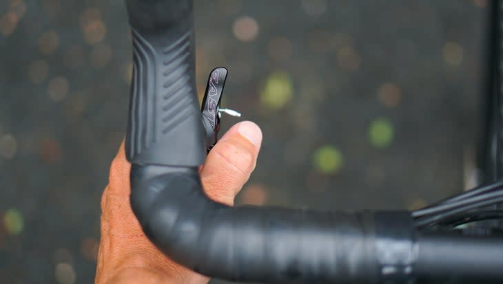 <span class="article__caption">The lever triggers the post easily enough, and it’s a clean design. But you do lose some freedom of movement for your thumb, regardless of how carefully you position it.</span> (Photo: Ben Delaney)