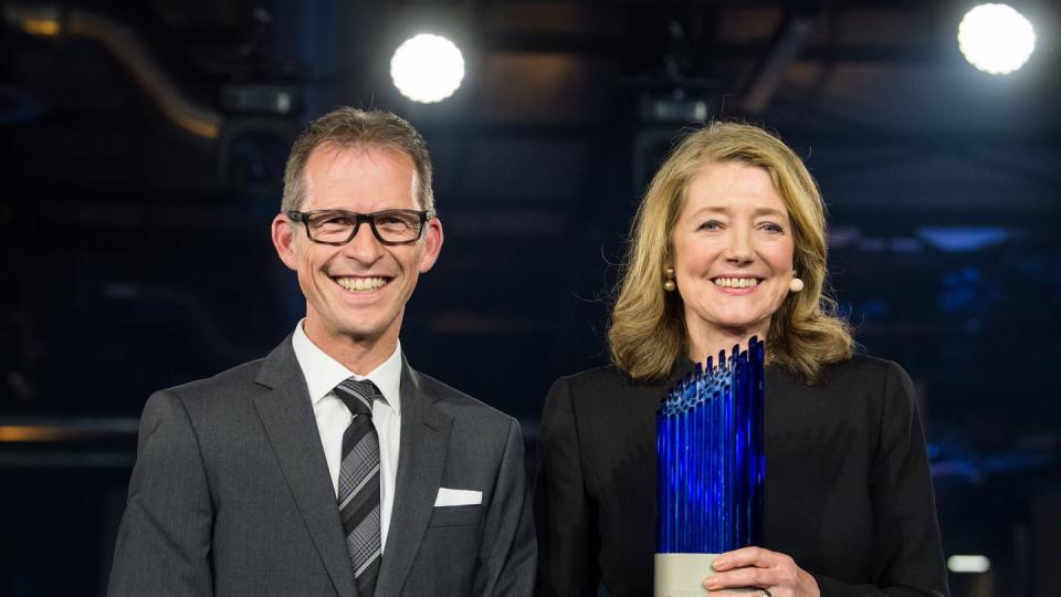 Die Preisträger Helga Rübsamen-Schaeff und Holger Zimmermann stehen nach der Preisverleihung auf der Bühne. Foto: Bernd von Jutrczenka