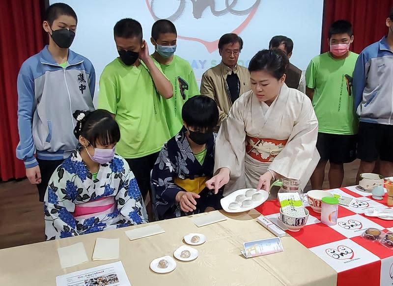 日本老師解說抹茶茶道箇中意涵，並提供百年老店的麻糬和學生們分享。（財團法人蘭陽城鄉美學基金會提供）