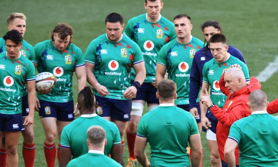 Warren Gatland talks with his players during the captain’s run on Friday.