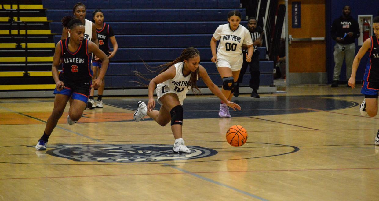 Dwyer's Katie Nash (10) dribbles against Palm Beach Gardens on Feb. 1, 2024.