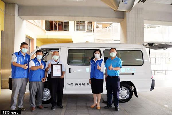 圓髮妻遺願，斗南鎮民王金員先生，於昨（十）日以妻子黃月足女士名義捐贈一輛復康巴士給雲林縣政府。（記者劉春生攝）