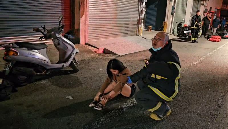 唯一在火場下生還的30歲越南女移工，在跳樓逃生時扭傷腳，在場由救護車送醫。(圖／翻攝畫面)