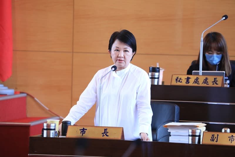 台中市長盧秀燕（前）6日在市議會答詢時表示，公布使用到標示不實美豬肉片的餐飲業者名單。（中央社）