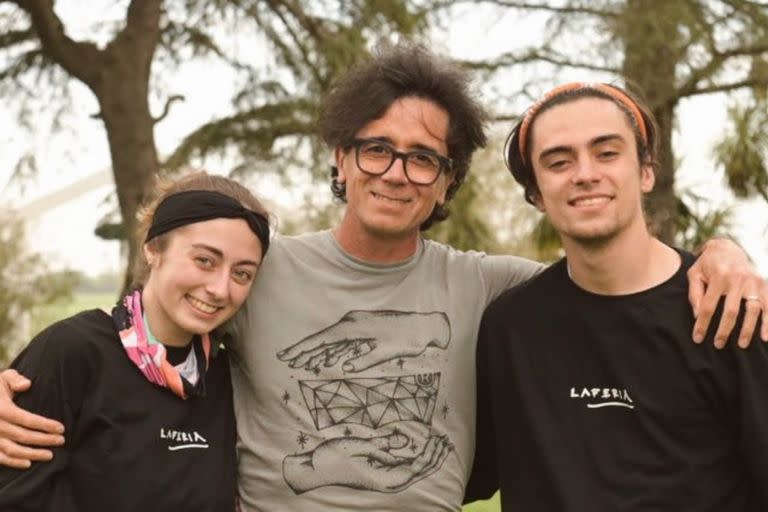 Ulises Eyherabide junto a sus hijos Federico y Agustina, que también son músicos