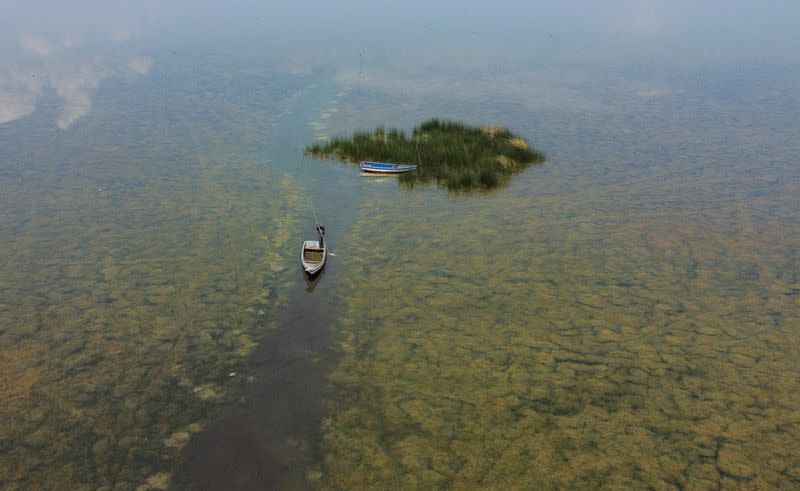 El lago Titicaca se encoge en medio de una sequía extrema, en Isla Cojata