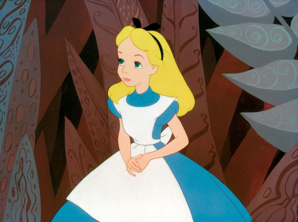 Alice flüchtet sich vor der Welt der Erwachsenen in ihre Tagträume. Im Wunderland begegnet sie sprechenden Türklinken, einer Nicht-Geburtstagsgesellschaft, der Herzkönigin und ihrer Spielkartenarmee: Wer mit Tim Burtons ziemlich blutleeren "Alice im Wunderland"-Verfilmungen wenig anfangen konnte, sollte sich die wunderbar surreale Zeichentrickversion von 1951 nicht entgehen lassen! (Bild: Disney)