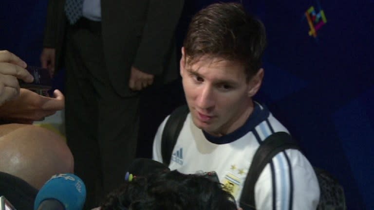 Lionel Messi llegó el sábado contra Jamaica a los cien partidos con Argentina, pero el triunfo 1-0 y el pase a cuartos de final de la Copa América fueron poco para el astro, que se marchó sin poder anotar.