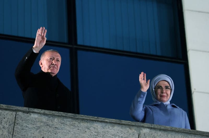 Turkish President and leader of Justice and Development (AK) party Recep Tayyip Erdogan (L) and his wife greet citizens from the balcony of the party's headquarters following the local elections. -/Turkish Presidency/dpa