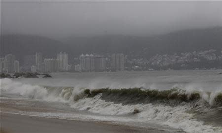 A view of a beach as waves move toward the shore during rainfall brought on by Hurricane Raymond, in Acapulco October 21, 2013. REUTERS/Henry Romero