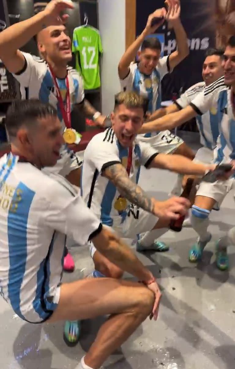 Brindis y festejos al ritmo de la cumbia en el vestuario de la selección argentina