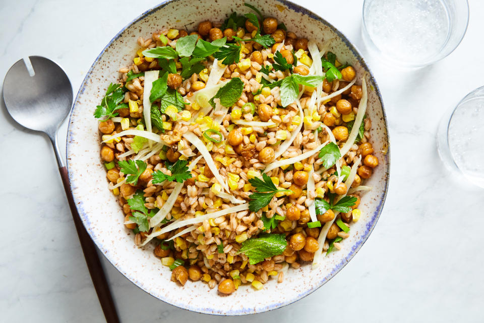 Ensalada de farro con maíz y garbanzos crujientes en Nueva York, el 24 de julio de 2020. Estilista de alimentos: Mónica Pierini. (Linda Xiao/The New York Times)