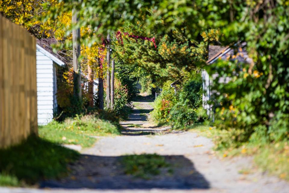The alley between Victoria Street and Fairview Avenue in South Bend, near where Catherine Minix’s body was found Sept. 13, 2020.