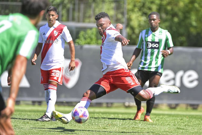 El colombiano Miguel Borja fue uno de los goleadores de River ante Racing de Montevideo, en el amistoso del domingo