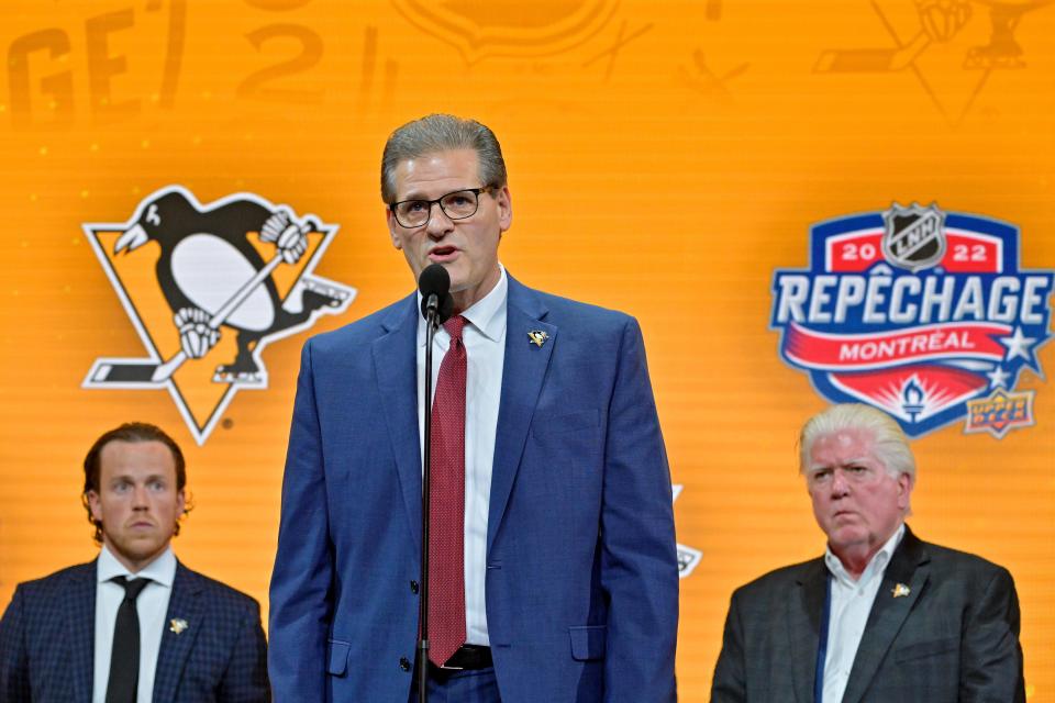 Pittsburgh Penguins general manager Ron Hextall and Brian Burke at 2022 NHL draft.