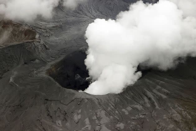 <p>Le volcan Aso, situé sur l'île de Kyushu au Japon, est entré en éruption mercredi.</p>