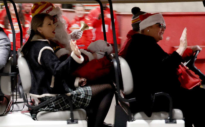 La cantante llegando al estadio junto a Papá Noel