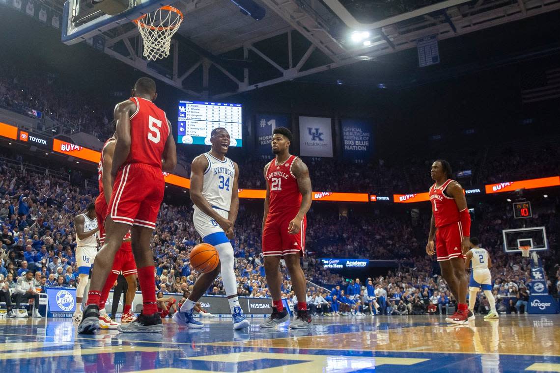 Kentucky’s Oscar Tshiebwe (34) took advantage of his team’s more deliberate pace by scoring 24 points and grabbing 14 rebounds in Saturday’s win against Louisville.