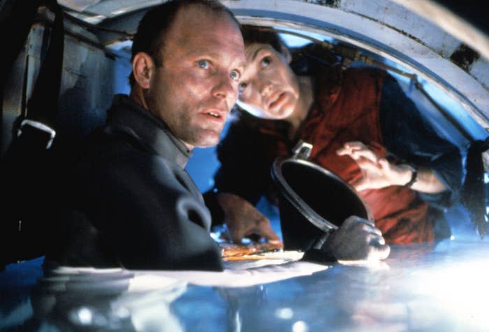 Ed Harris and Mary Elizabeth Mastrantonio submerged in water.