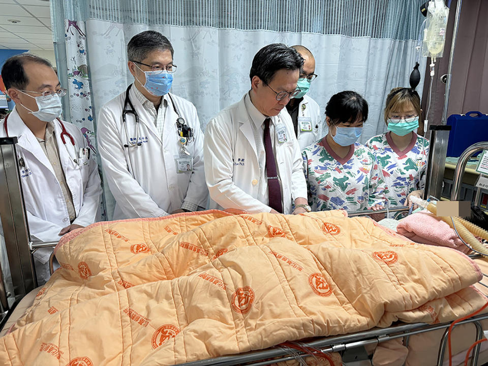 <strong>彰基總院長陳穆寬 (左三)帶領醫療團隊為陳姓女童禱告。（圖／彰基醫院提供）</strong>