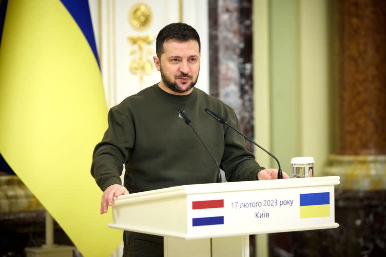 El presidente ucraniano Volodymyr Zelensky habla durante una conferencia de prensa conjunta con el primer ministro de los Países Bajos en Kiev