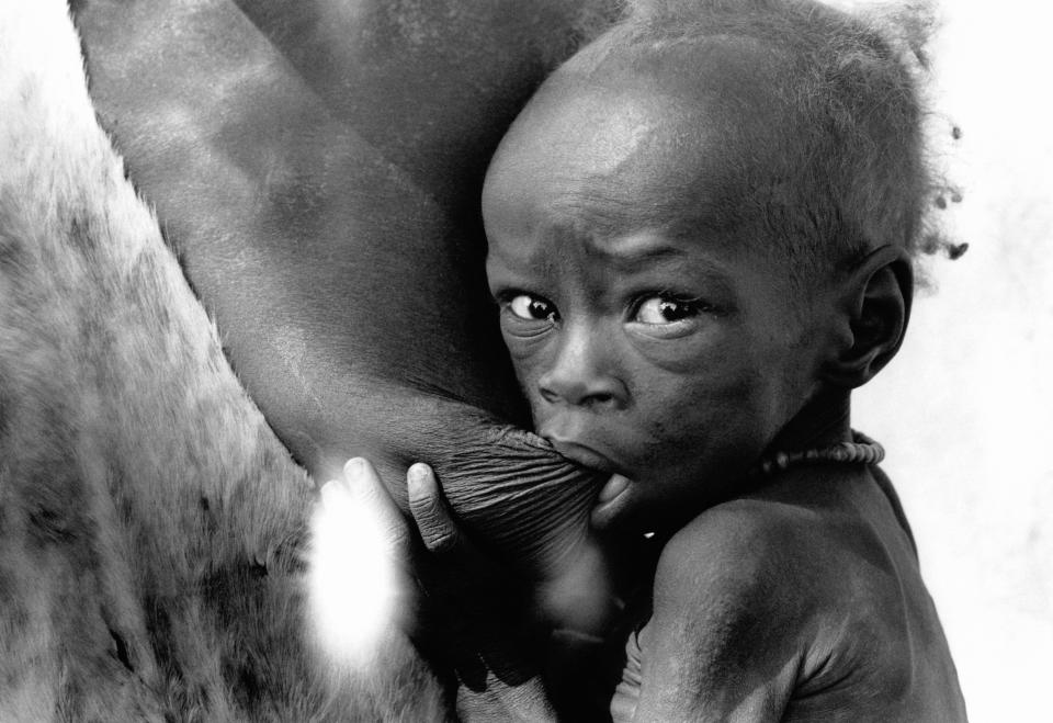 Enfant victime de la famine en août 1980 au Karamoja en Ouganda. (Photo by Arnaud DE WILDENBERG/Gamma-Rapho via Getty Images)