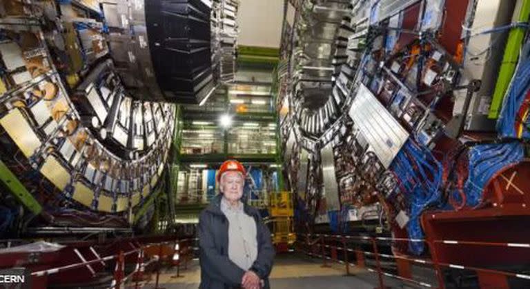 Peter Higgs en el Gran Colisionador de Hadrones, ubicado en la frontera entre Francia y Suiza
