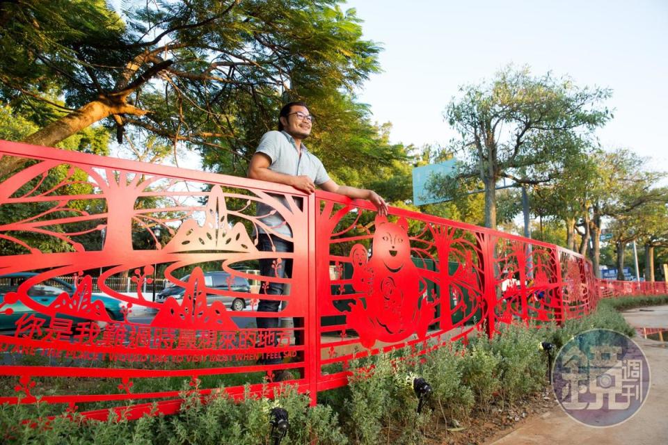 全長240公尺的紅色藝術圍界，訴說著大自然的無限包容與祝福。